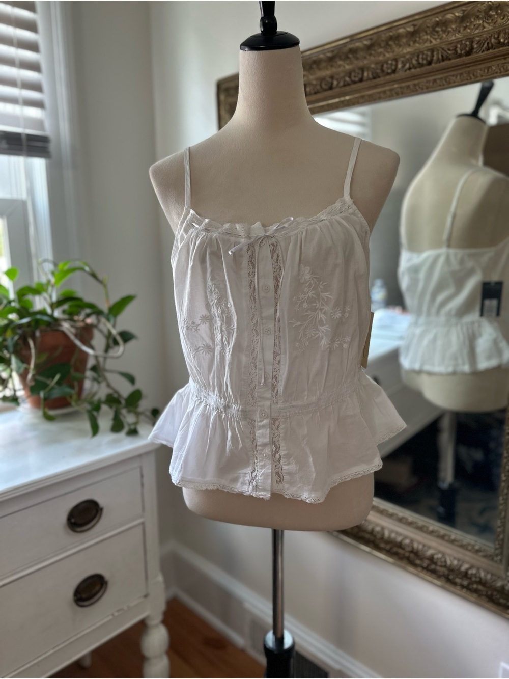 NWT white coquette milkmaid top M lace embroidery camisole Universal Thread - Picture 2 of 9